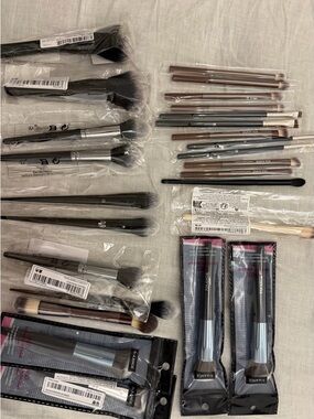 27 Makeup Brush Set Assortment in Black and Brown - NEW